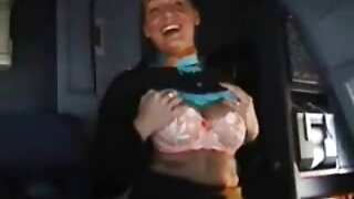 Изгарящата червенокоса малка порно аматьори Елизабет в соло полира путката си, мастурбирайки интензивно до оргазъм.